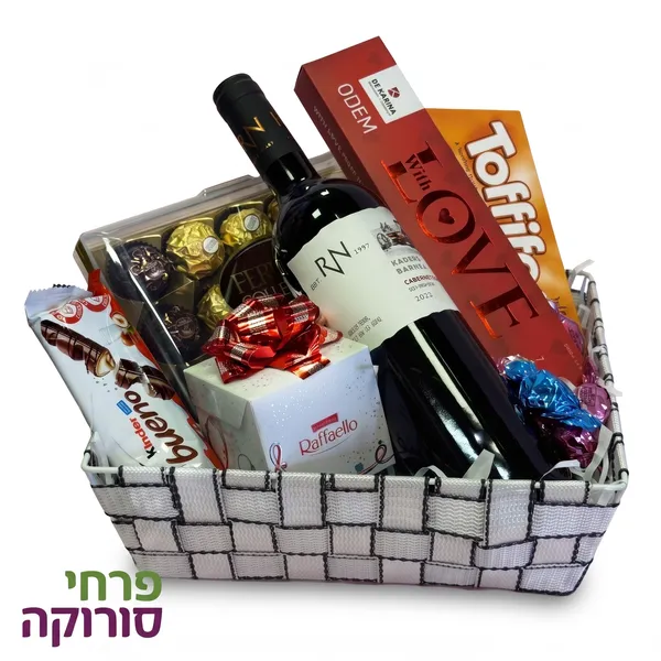 מארז “With Love” פרימיום – יין, אהבה ושוקולדים